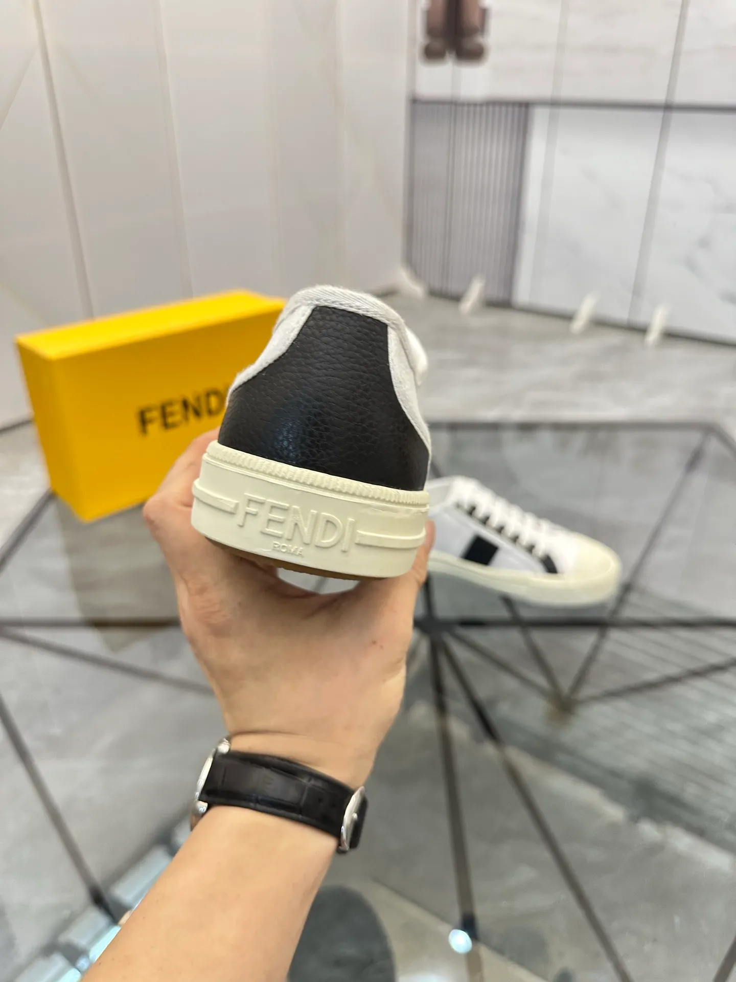 Selling men's shoes 💰: 💰P440¥ Product trademark: Fendi* "Fendi*" low-top casual shoes Regular size: 38-44 (can be customized to 45) Product materials: imported cowhide upper, sheepskin lining, original outsole. No.:6735